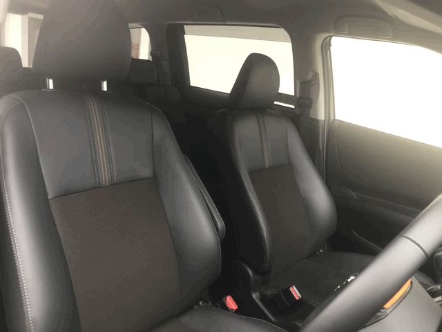 Машина Тойота Сиента передний ряд сидений